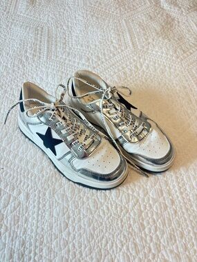 Vintage Havana VH White Sneakers with Black Star Accent - Kathy size 6.5